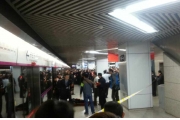 北京地铁5号线女子安全门被夹后身亡