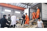 福建龙海一玻璃厂起吊玻璃发生事故  两人被埋工友手扒玻璃救人