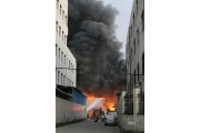 温州一化工市场连续发生爆炸致3伤  现场释放大量有毒有害气体