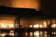 福建漳州角美联盛纸业2500平方米仓库着火  有爆炸声