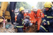 广西来宾市区一工地突发坍塌 2名被困工人20分钟被救出