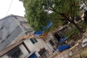 湖南岳阳一在建工地塔吊倒塌压倒房屋   致多人受伤
