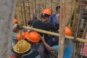浙江金华一建筑工地发生事故 钢筋戳穿工人身体