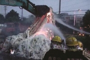 江苏南京一小区门口废丝品装车时发生爆炸