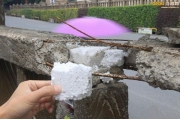 江西一水泥护栏破损后露出泡沫填充物   负责人：这是我们的新工艺！