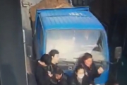 杭州一运沙车冲进公交站 致乘客1死5伤
