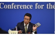白岩松介绍环保三件套：手绢是最便宜的奢侈品
