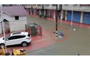 肇庆一男子疑因触电倒地，泡在水中一动不动