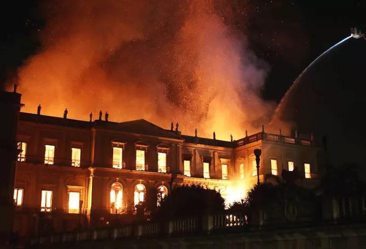 巴西国家博物馆大火后仅10%藏品幸存 仍有坍塌风险