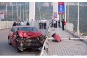 重庆公交车坠江事件：为何大桥护栏没拦住？