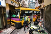 香港校车交通事故致4死11伤 林郑月娥对遇难者家属表慰问