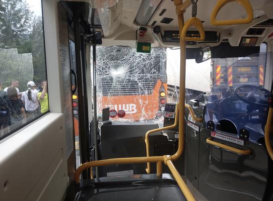 香港两辆大巴车相撞造成至少12人受伤 原因正调查