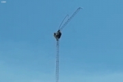 天线塔突然折断，小伙40米高空坠落死亡