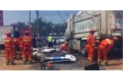 郑州一渣土车操作失误侧翻，压扁一辆小轿车，小车内4人当场遇难