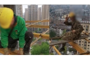 惊呆！高空作业不系安全带还发视频？网友炸锅了……