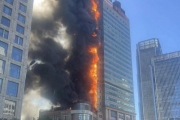天津一高层大厦突发大火数百名消防员前往救援