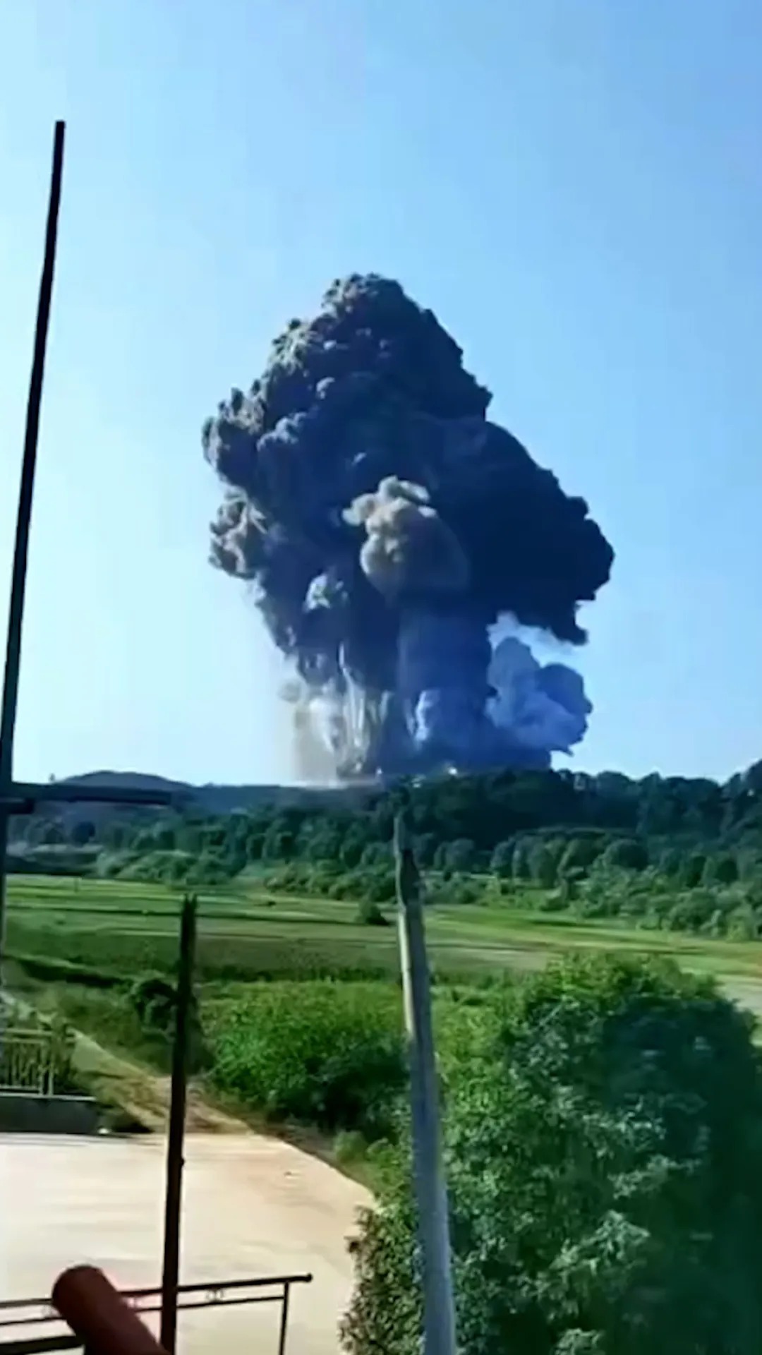湖南一花炮厂发生爆炸！工厂负责人：火还比较大，有2人失联，厂里存了一两万个药饼， ...