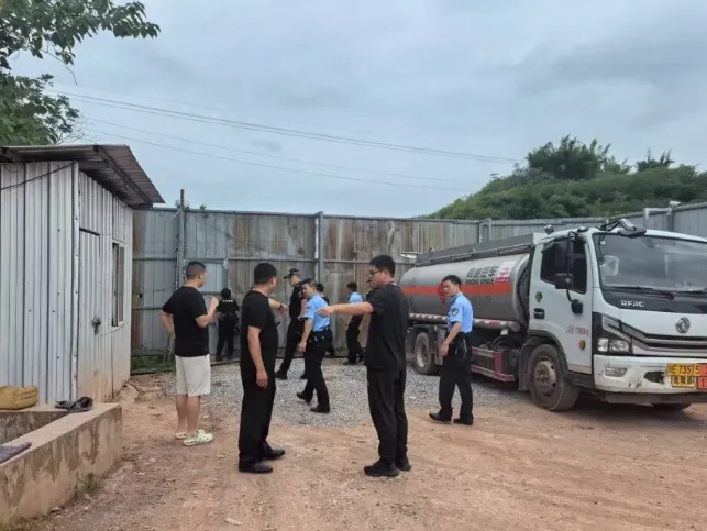 烂尾楼旁隐匿 “非法储油窝点”！